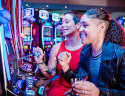 Giao diện Live Casino trên điện thoại di động kim88 với dealer thật